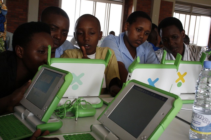Izi mudasobwa za XO zari zarahawe abana muri gahunda ya One Laptop Per Child (OLPC), zari zifite imbogamizi zo kutihuta mu mikoreshereze yazo zikaba zigiye gusimbuzwa