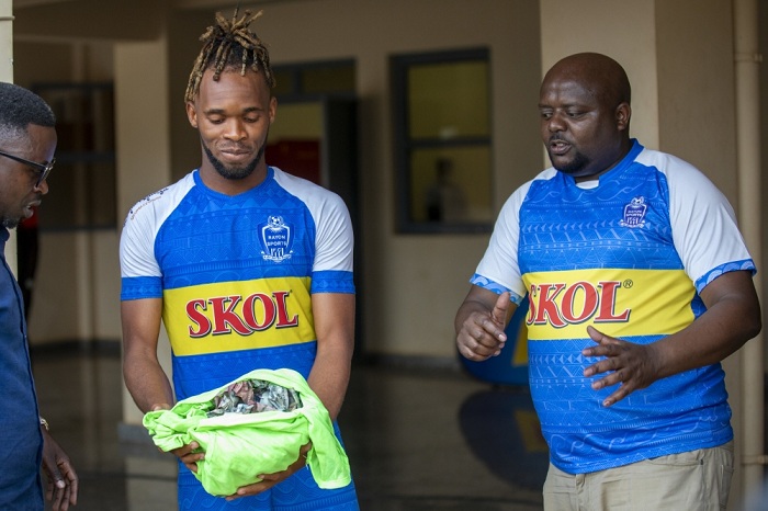 Ku mikino imwe nimwe yashimirwaga n'abafana bamuhundagazaho amafaranga 