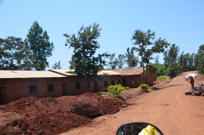 Abana biga kuri iki kigo cy'amashuri cya Nyakabwende bababazwa no kuba biga ikoranamuhanga mu magambo kandi ikigo cyabo cyarahawe mudasobwa za One Laptop per Child