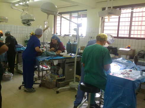 Abaganga barimo kuvura ibibare mu cyumba cyabigenewe muri CHK