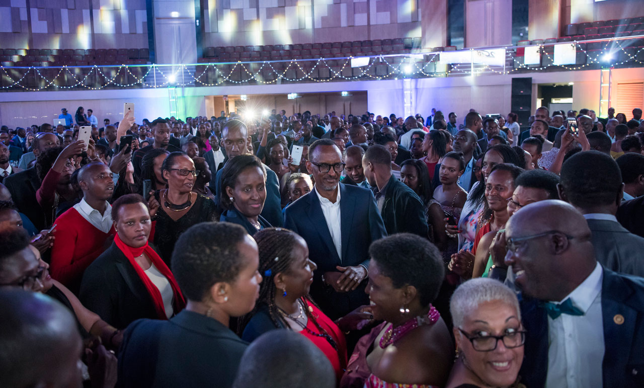 Perezida Kagame na Madame Jeannette Kagame bafashe n'akanya ko kuzenguruka mu bari bitabiriye iki gitaramo babasuhuza