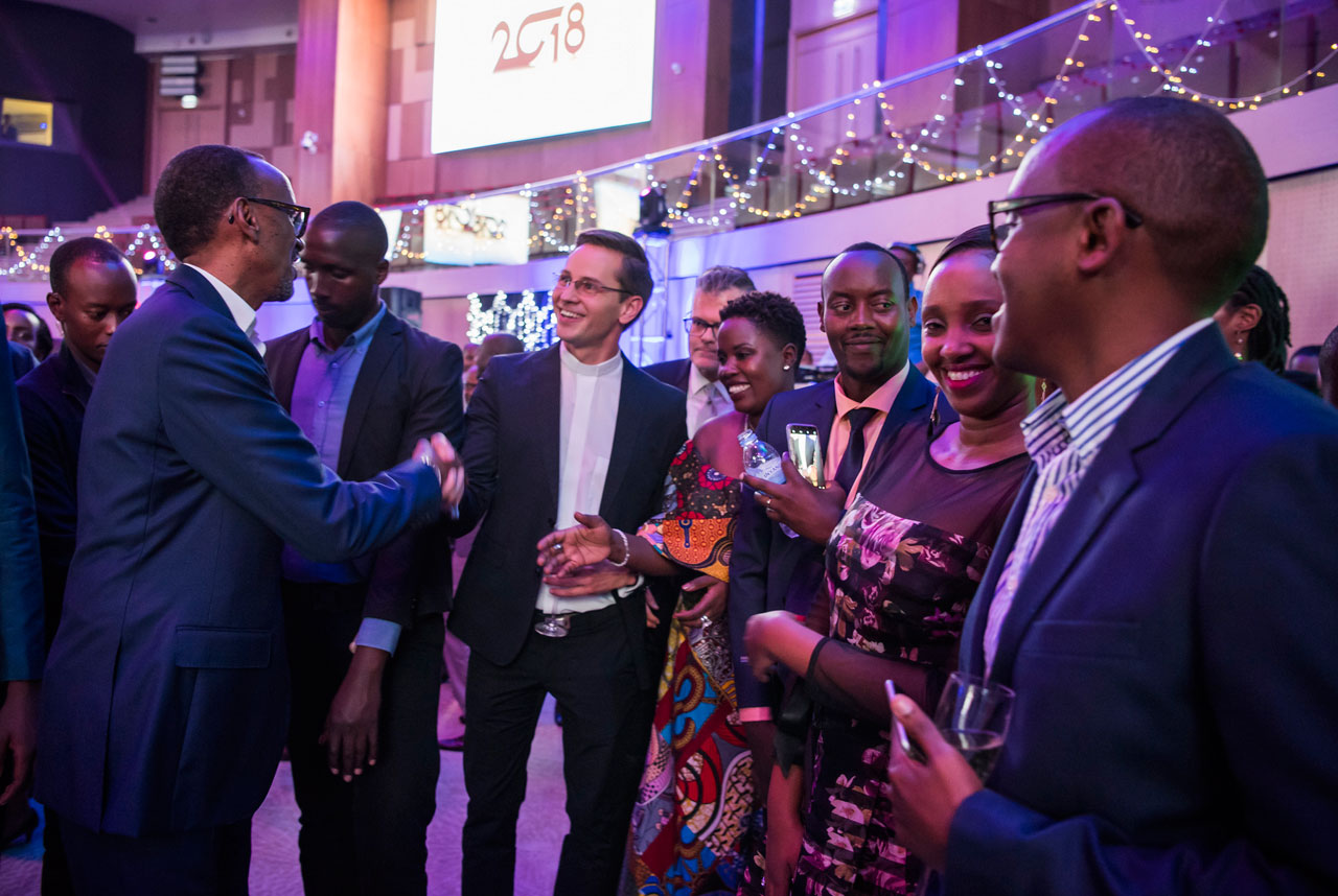 Perezida Kagame yagerageje asuhuza benshi bashoka