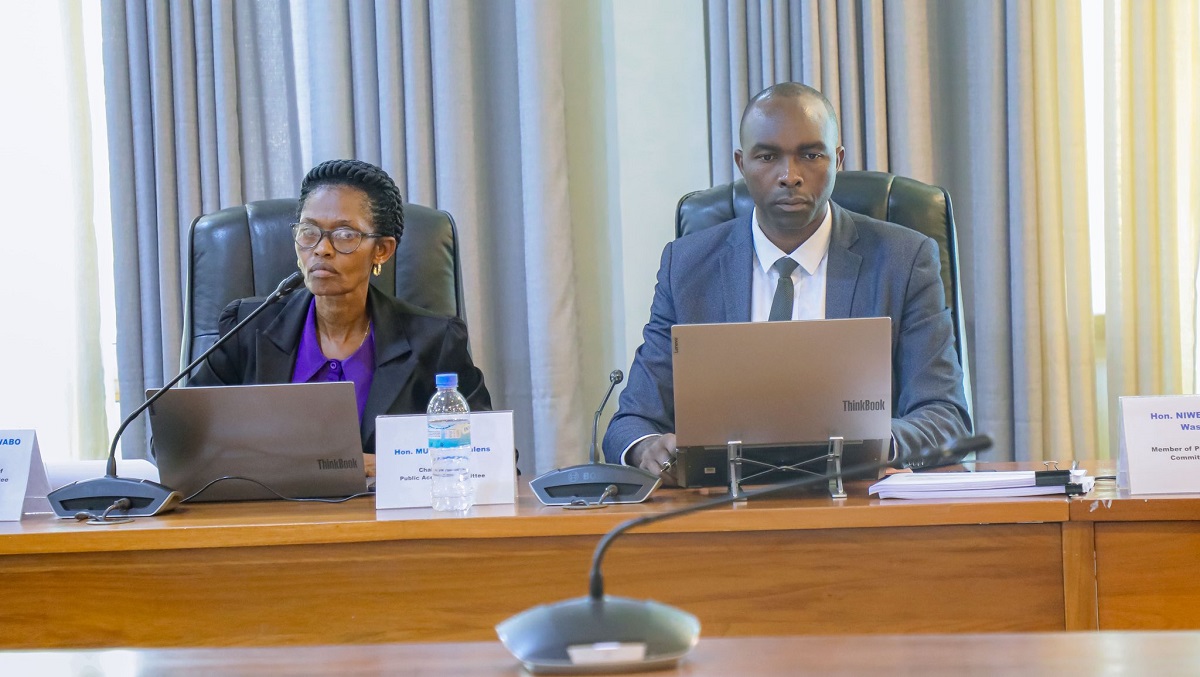 Pezida wa PAC, Hon Valens Muhakwa (iburyo)