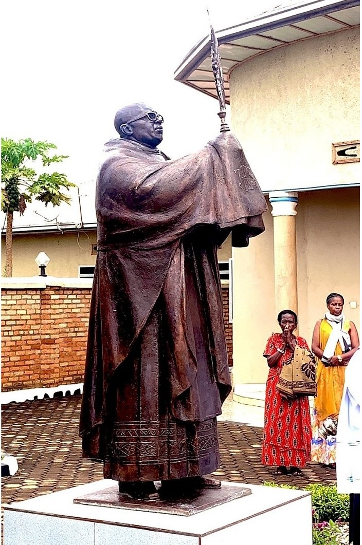Abakristu babujijwe kuramya ishusho ya Padiri Ubald Rugirangoga