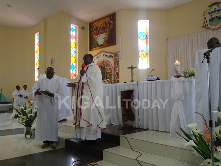 Padiri Habumuremyi yasabye abakirisitu kuzirikana amaraso ya Yezu yamenekeye ku musaraba.