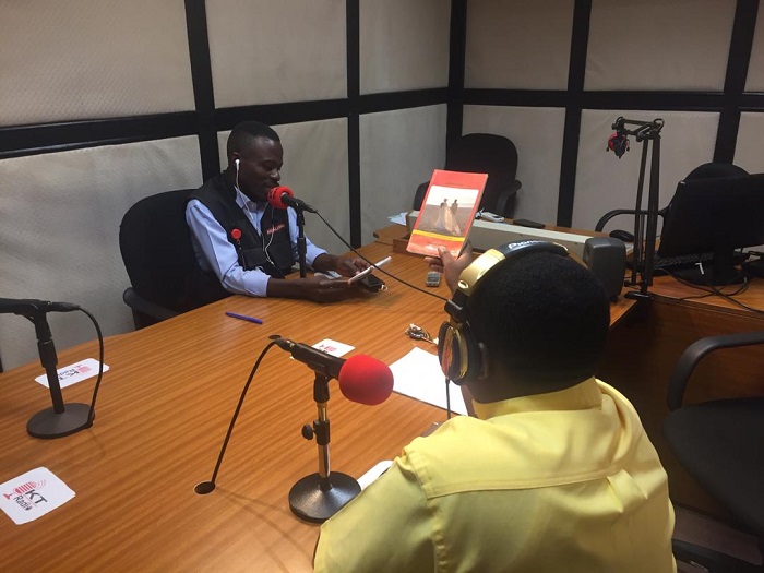 Padiri Amerika ubwo yari kuri KT Radio asobanura igitabo cye