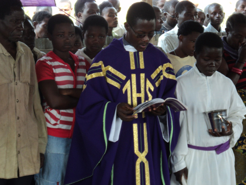 Padiri asabira umugisha abazize Jenoside.