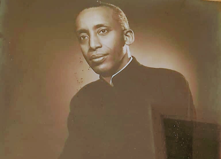 Padiri Byusa Eustache yabayeho hagati y