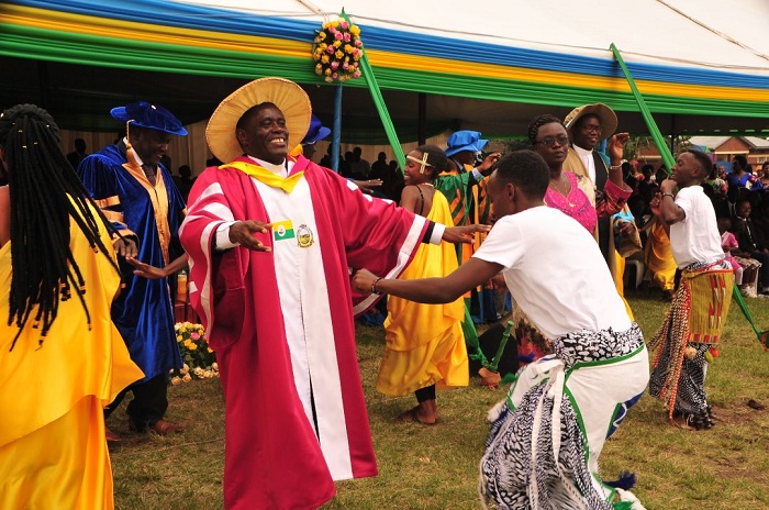 Padiri Dr Hagenimana Fabien yishimiye ko abakobwa bari kwitwara neza