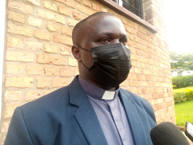 Padiri Jean de Dieu Habanabashaka avuga ko Caritas ya Butare yiyemeje kugira uruhare muri gahunda yo kugaburira abana ku ishuri