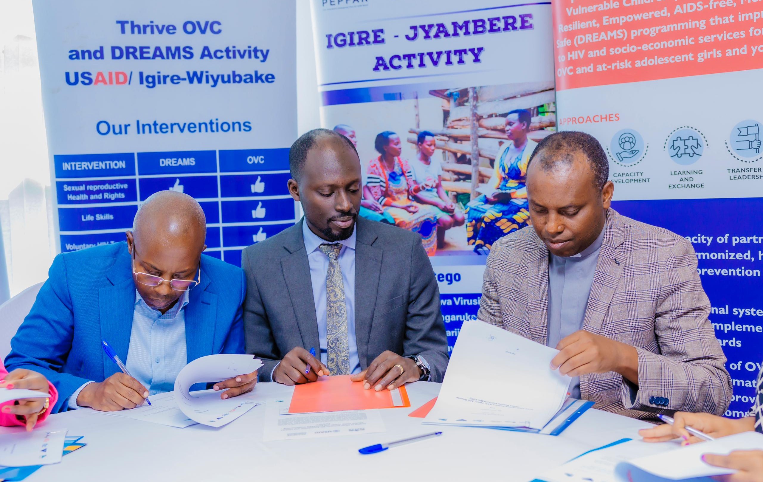 Padiri Oscar ubanza iburyo ari mu bashyize umukono ku masezerano