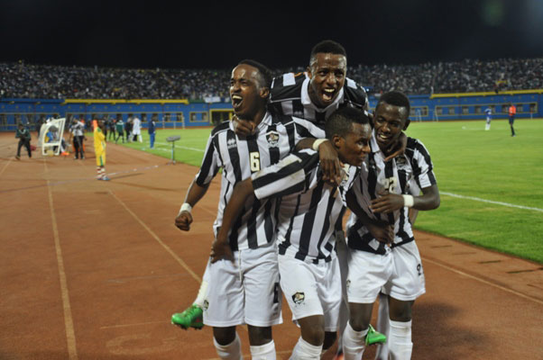 Papy na bagenzi be bishimira igitego cya kabiri cya APR FC.