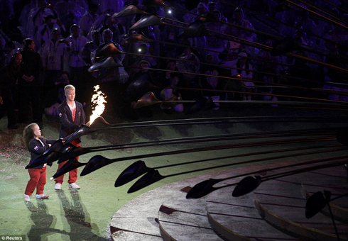 Abakinnyi b'Abongereza bacana urumuri rw'imikino Paralympique.