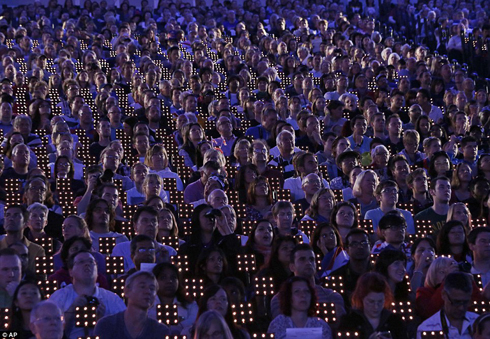 Abantu babikurikiranaga amatsiko.