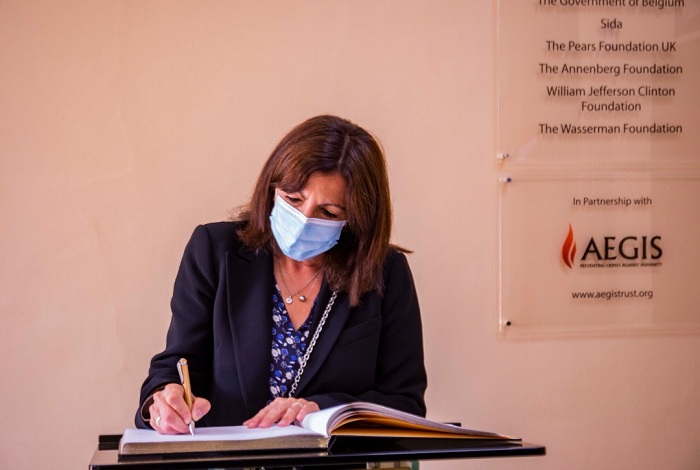 Anne Hidalgo yandika mu gitabo cy'abashyitsi ku rwibutso rwa Kigali