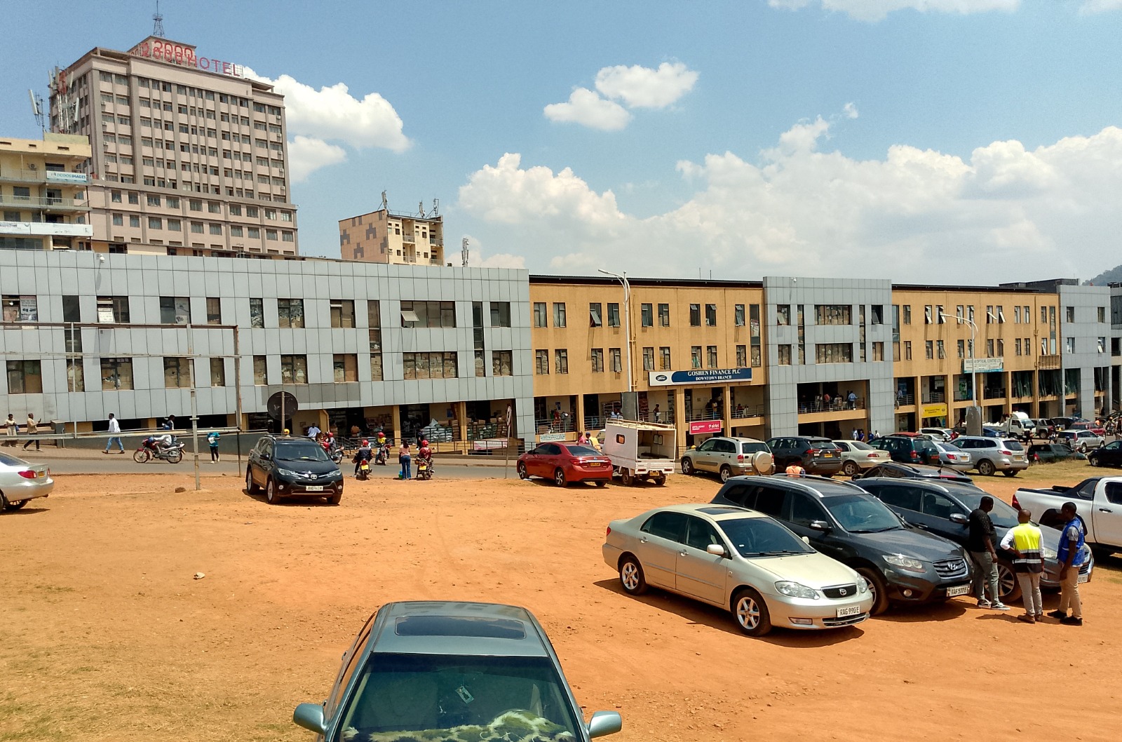 Imodoka yaturutse muri iyo parikingi