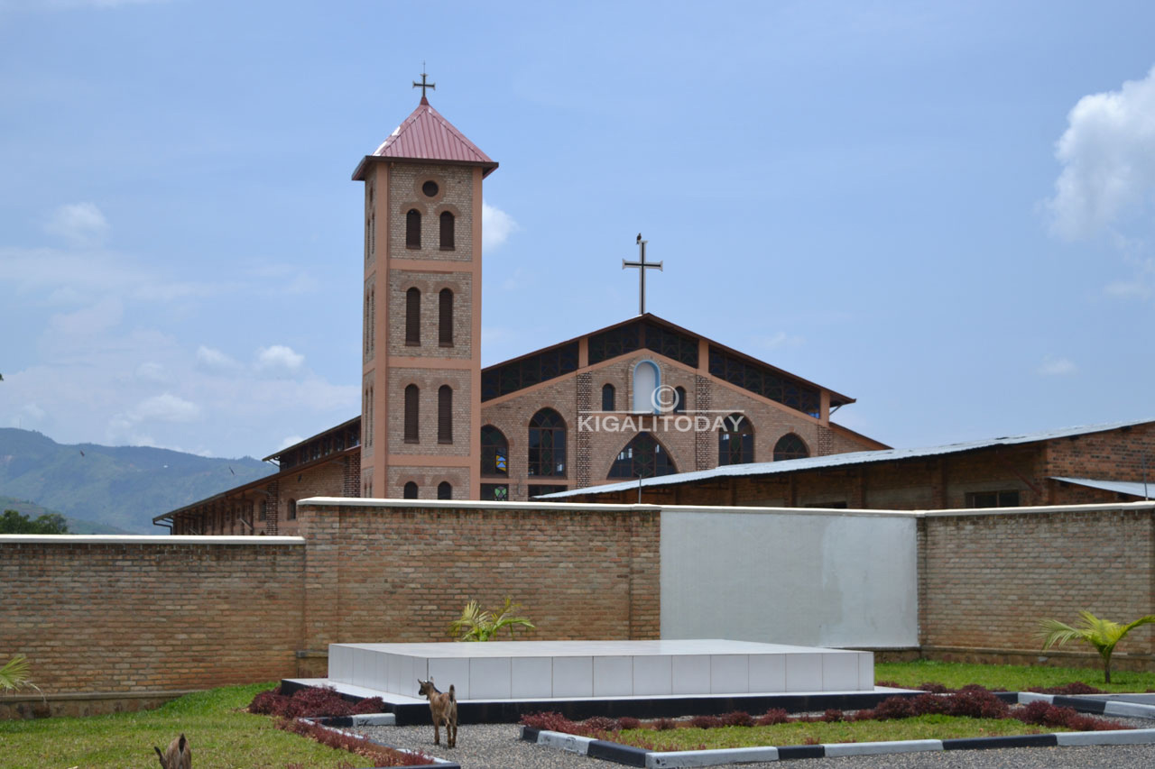 Paruwasi uyirebera imbere mu rwibutso