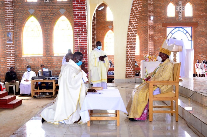 Musenyeri Harolimana yatanze impanuro ku bapadiri bagiye gukorera ubutumwa muri Paruwasi ya Busengo