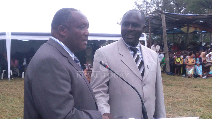 Jean Pierre Dusingizemungu, umuyobozi wa Ibuka (ibumoso) ashimira Pasteri Munyaneza