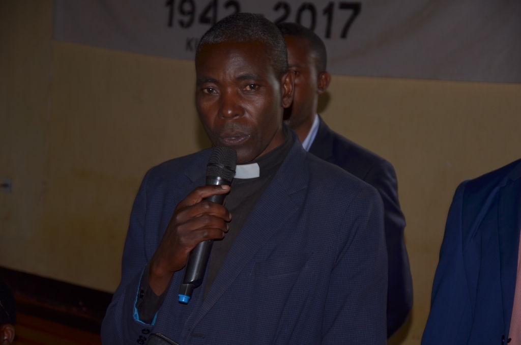 Pasitori Ntakirutamana Samuel nyuma yo gutegekwa gushyingira aba bageni ni we wenyine utari wishimye muri ubu bukwe