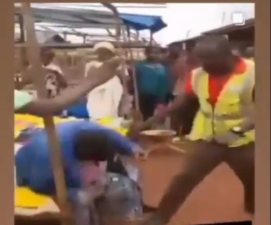 Amashusho yasakaye ku mbuga nkoranyambaga agaragaza umugabo uzwi nka Pasiteri (wambaye ijire) akubita umugore mu buryo bukomeye