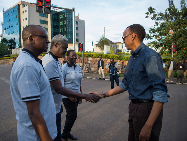 Moussa Faki aramukanya na Perezida Kagame ku Nteko Ishinga amategeko Kimihurura aho bahagurukiye bakora Walk to Remember