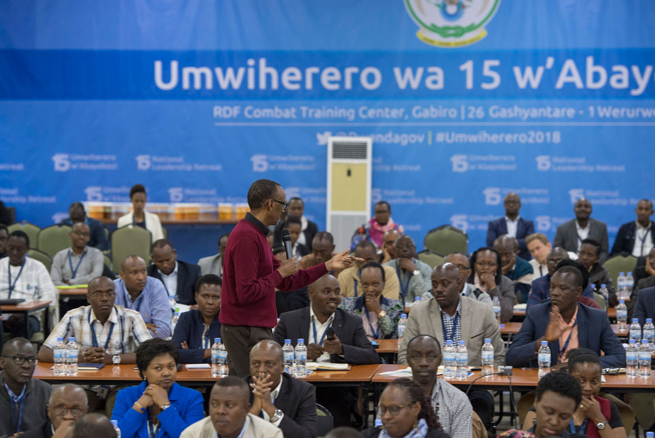 Perezida Kagame yasabye abayobozi kuva mu biro bakegera abaturage bakabakemurira ibibazo