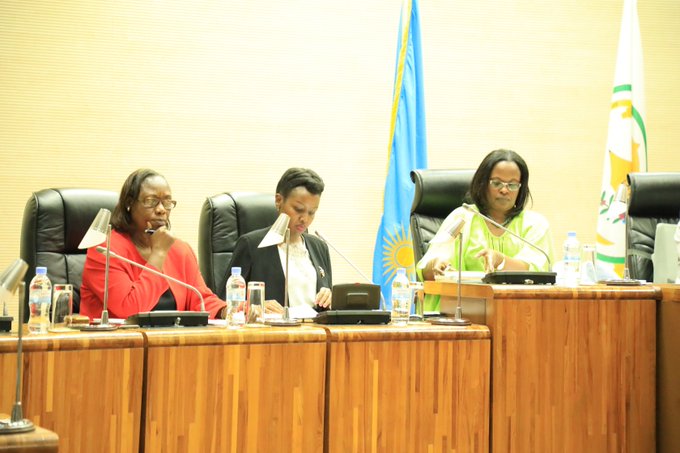 Paul Ingabire (hagati) na Alvera Mukabaramba (ibumoso) mu Nteko Ishinga Amategeko ku wa 24 Nyakanga 2019