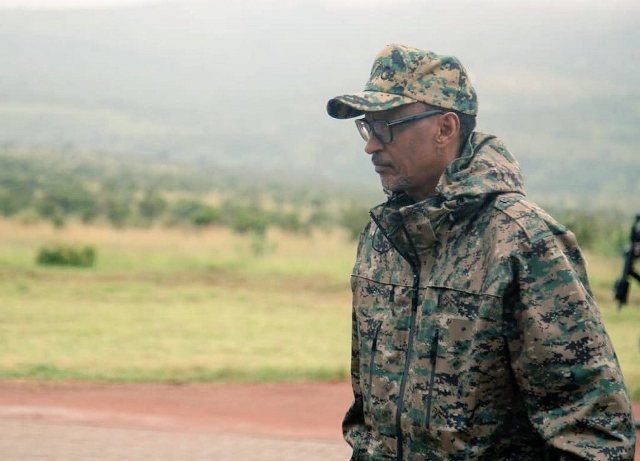 Perezida Kagame mu myambaro ya gisirikare