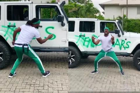 Paul Okoye (Rudeboy) n'abandi bahanzi bifatanyije n'abigaragambya