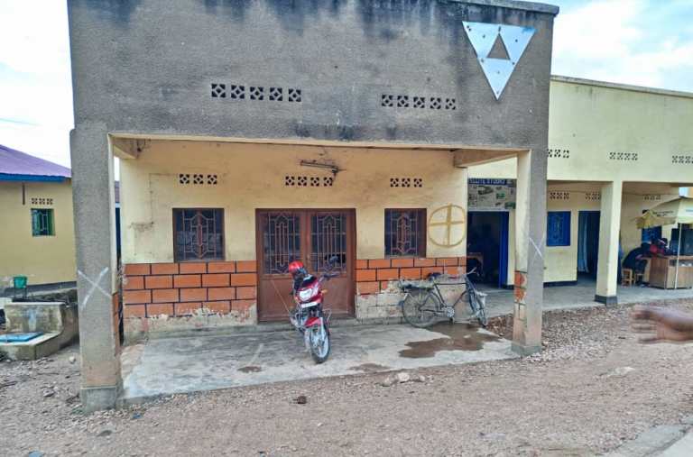 Iyi nzu y'Akarere na yo ntirashyirwa imbere amapave 