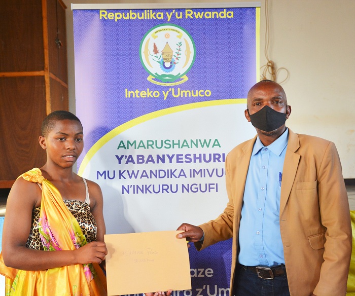 Ishimwe Peace yashyikirijwe igihembo yatsindiye mu marushanwa y'imivugo ku Ndangagaciro z'umuco w'u Rwanda ku muvugo yise 'Nawe birakureba' 