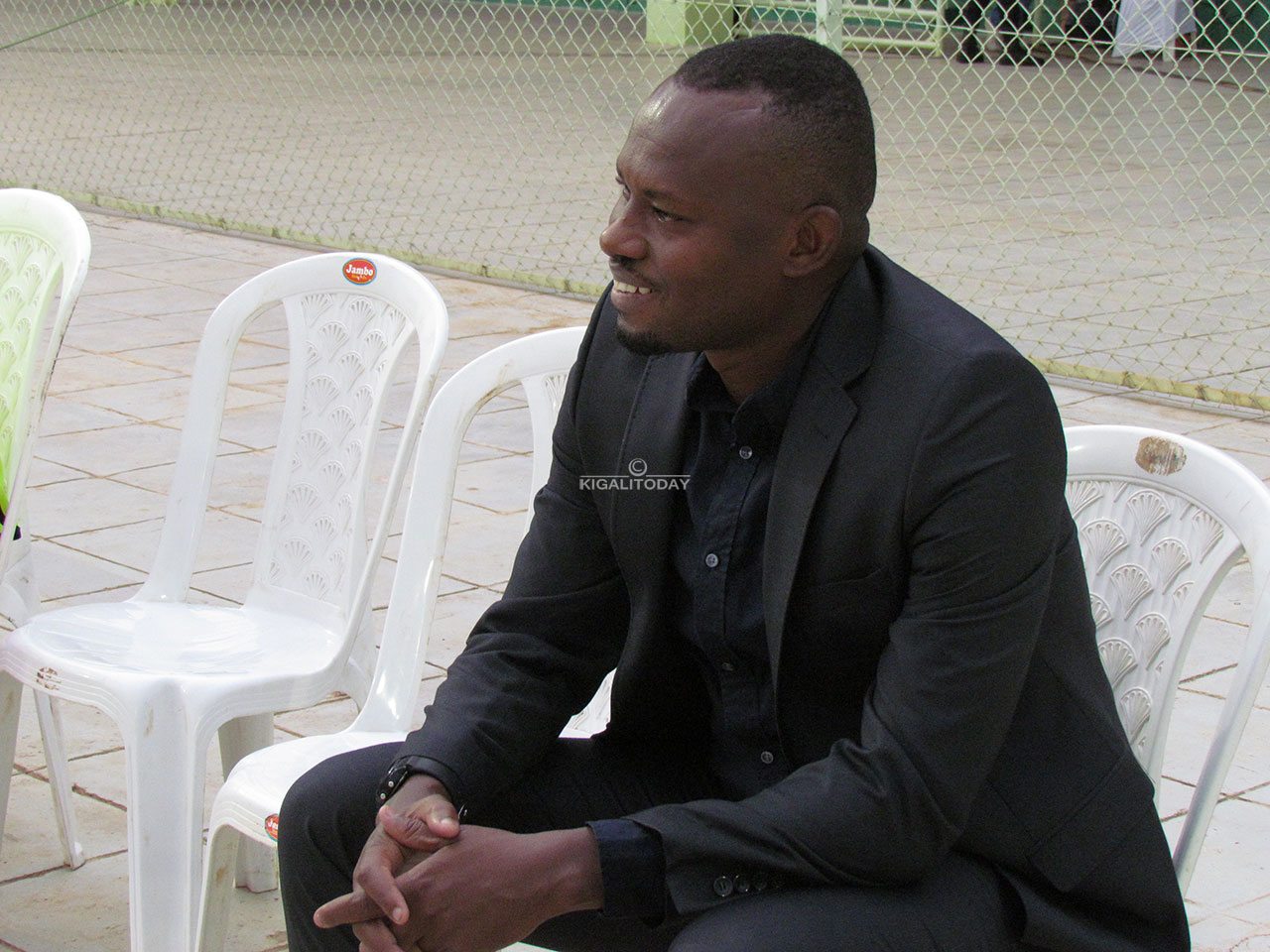 Umutoza Jimmy Ndayizeye wa Espoir yari yambaye ikoti ry'ibirori