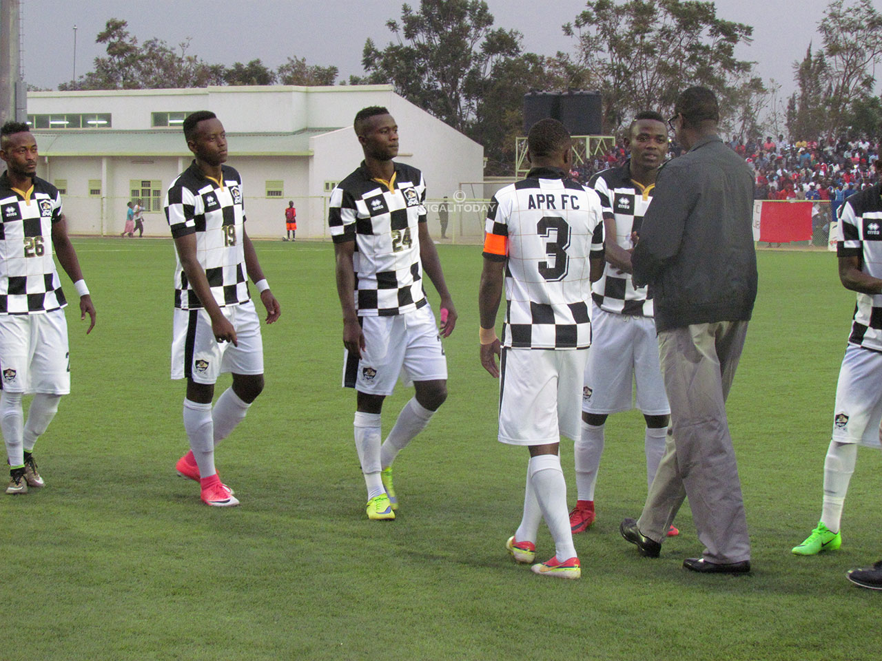 Minisitiri w'ingabo Gen. James Kabarebe asuhuza abakinnyi