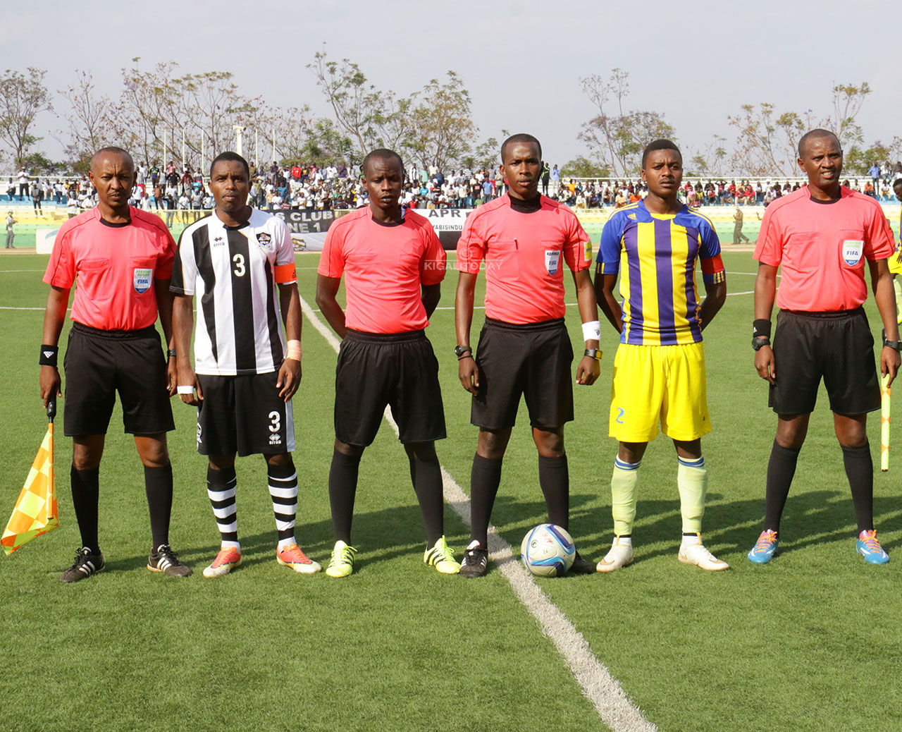 Mbere y'umukino aba Kapiteni bombi bifotozanya n'abasifuzi