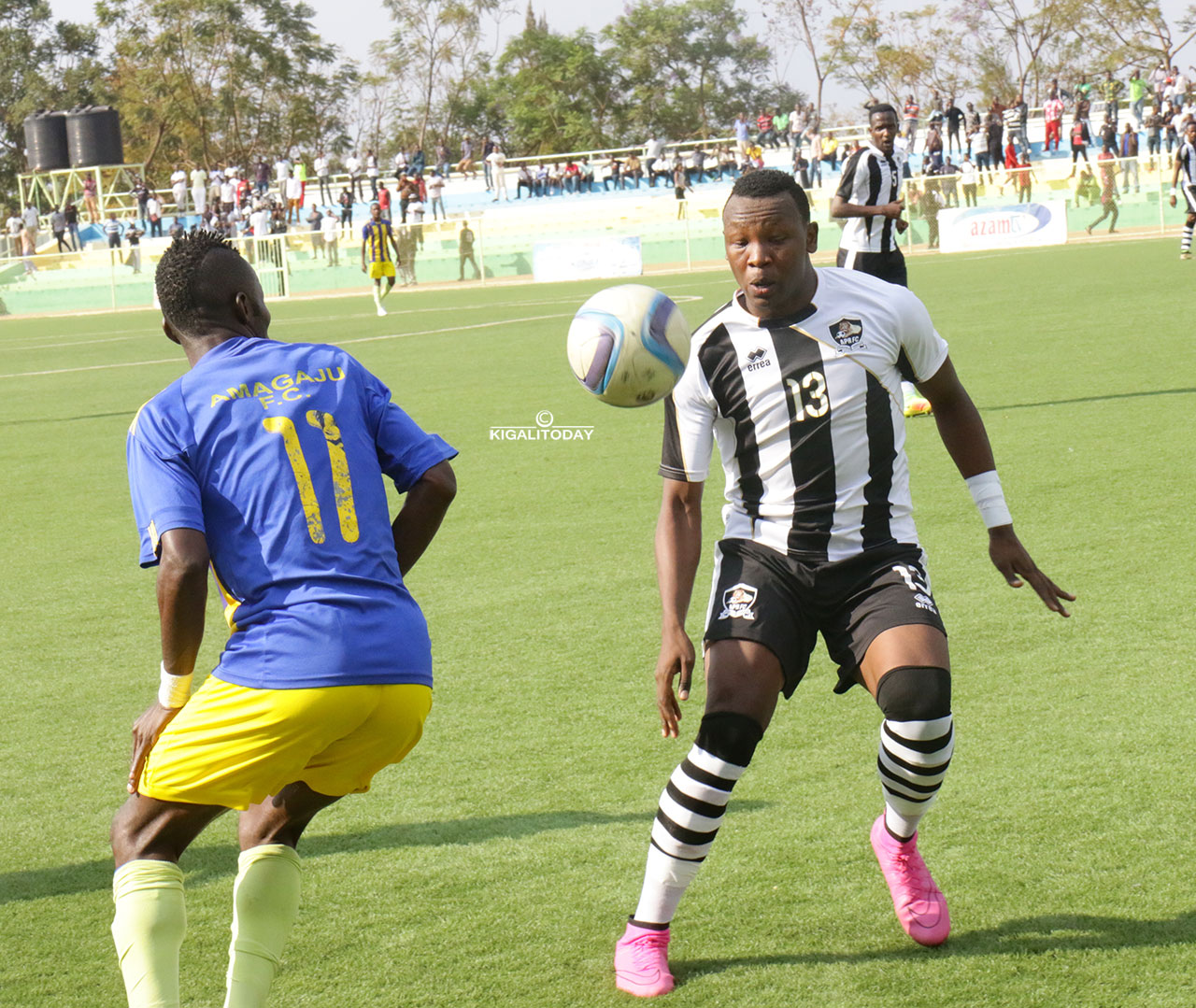 Shabban Hussein Tchabalala w'Amagaju yacungirwaga hafi na Nsabimana Aimable