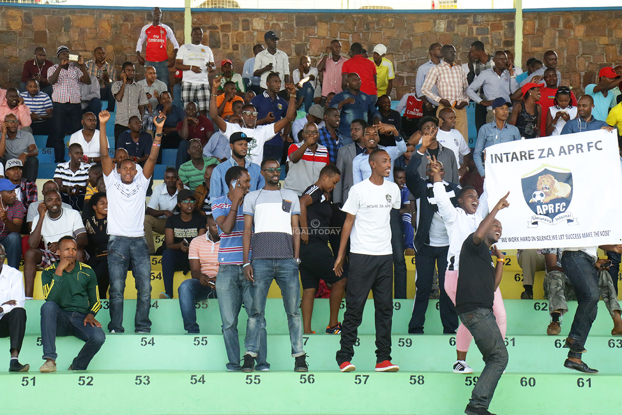 Abafana bishimira intsinzi