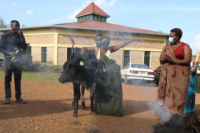 Mukamuheto Speciose (ufashe ku nka), avuga ko iyi nka izamuteza imbere
