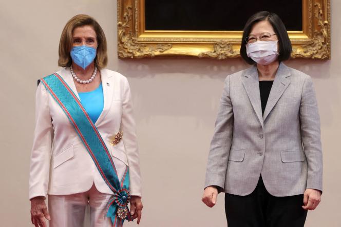 Nancy Pelosi wa USA (ibumoso) yakiriwe na Perezida wa Taiwan, Tsai (iburyo)