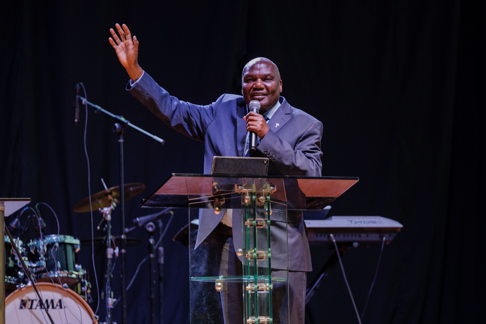 Bishop Eli Rop uturuka muri Kenya ni we wigishije mu giterane cya Pentekote