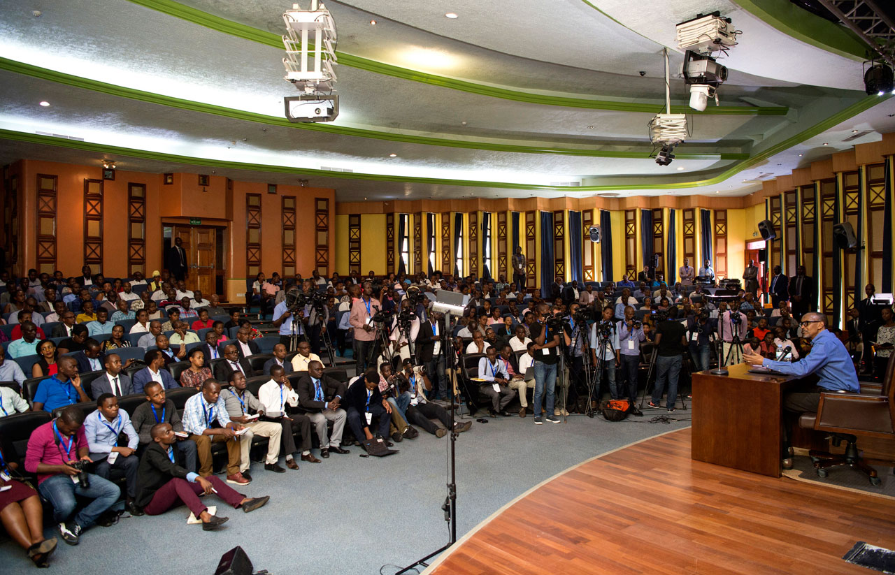 Perezida Kagame aganira n'abanyamakuru 