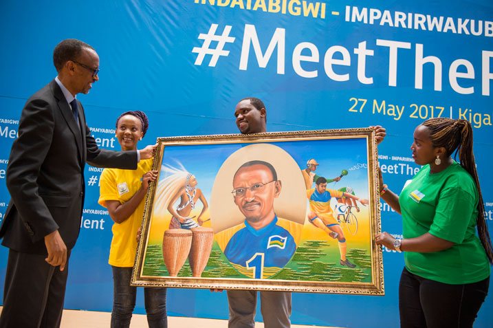 Intore z'Abanyamakuru, Abahanzi n'abakora ibijyanye na siporo bahaye impano Perezida Kagame 