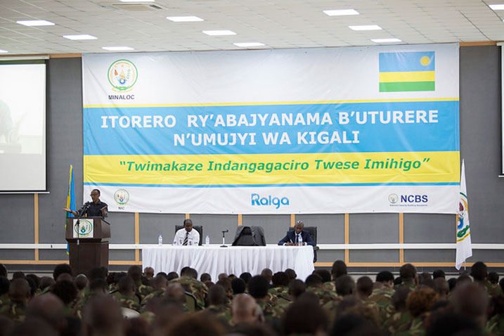 Perezida Kagame aha impanuro abajyanama b'uturere n'Umujyi wa Kigali basoje Itorero.