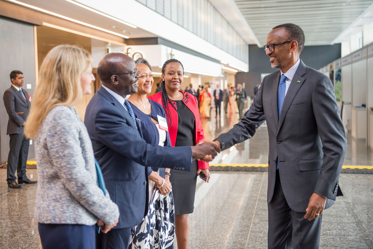 Perezida Kagame asuhuza bamwe mu bateguye iyi nama.