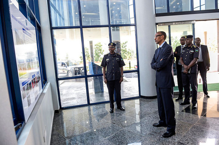 Perezida Kagame bamusobanurira imiterere y'inzu y'Icyicaro Gikuru cya Polisi.