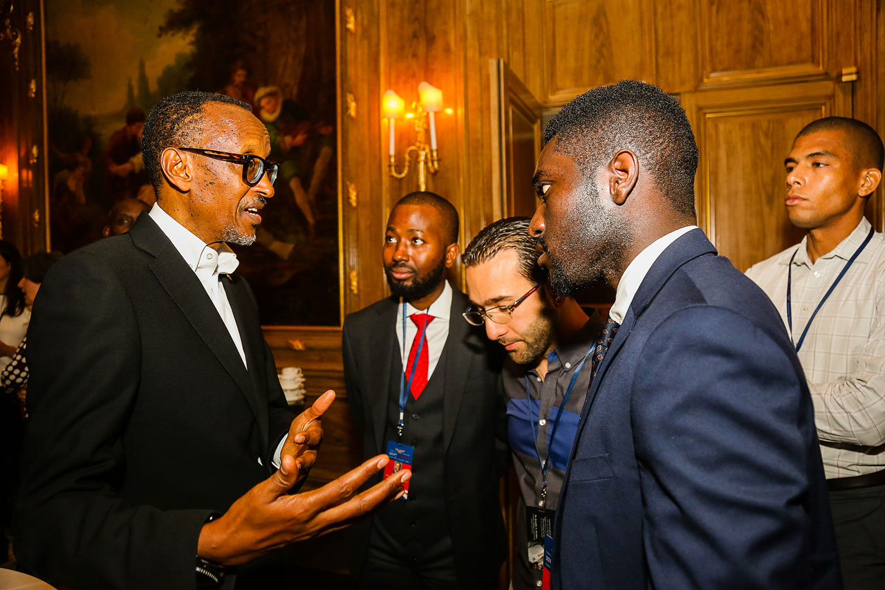 Perezida Kagame yafashe n'umwanya ahura n'urubyiruko