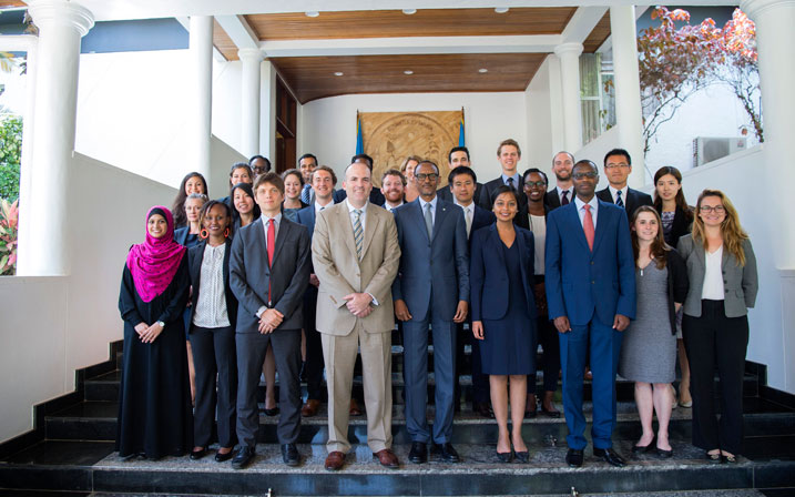 Perezida Kagame yaganiriye n'aba banyeshuri biga muri kaminuza ya Stanford ku bijyanye n'ubukungu bw'u Rwanda.