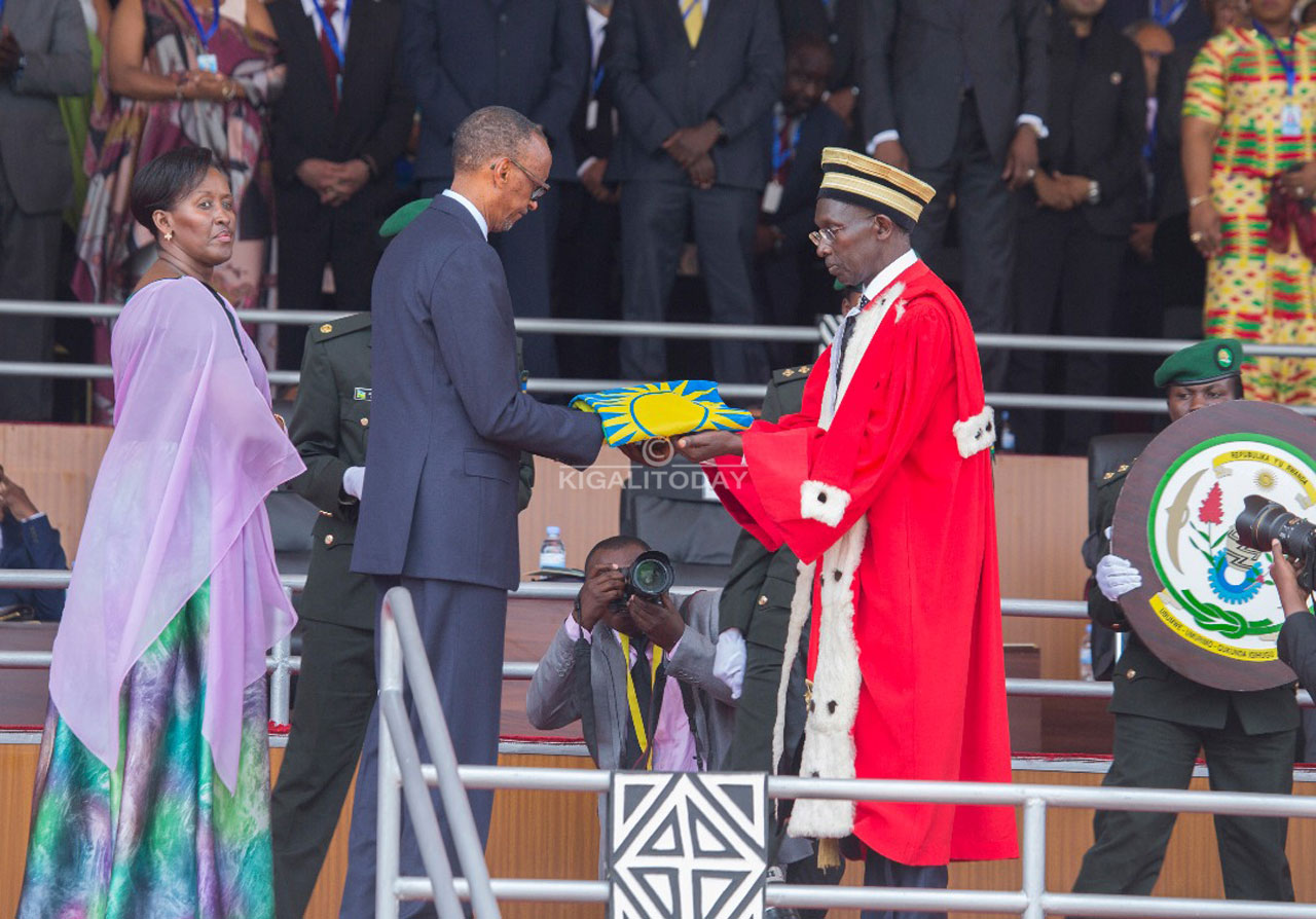 Perezida Kagame yakira ibendera nk