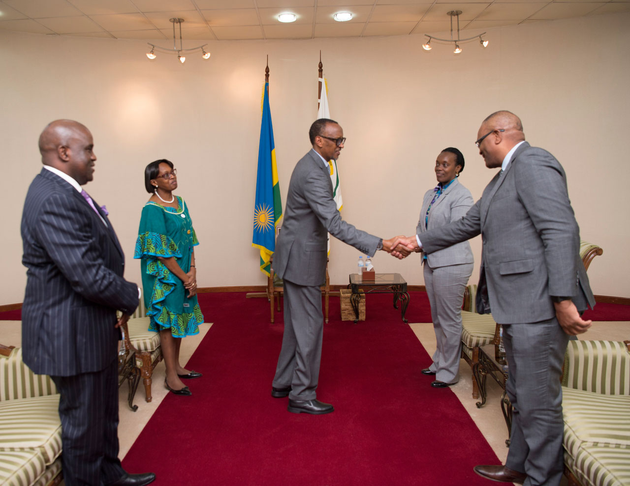 Perezida Kagame yakira itsinda rya OMS ryari rimazi iminsi mu Rwanda mu nama.