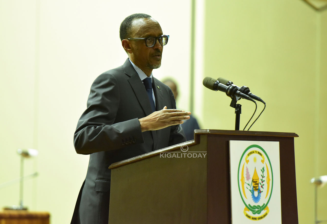 Perezida Kagame yasabye abayobozi bashya n'abasanzwe gukomeza gukorera abaturage neza.